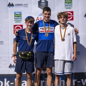 Die ersten Drei der Gesamtwertung: 2. Korbinian Kübler (SC Hammer), 1. Samuel Kraatz (WSV Oberhof), 3. Justus Teiche Justus (WSV Oberhof) – Foto: K. Voigt