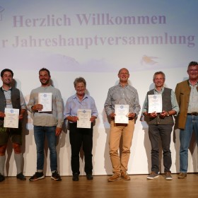 Bei der Jahreshauptversammlung des Skiverband Chiemgau wurden einige Skisportenthusiasten geehrt, die sich um den Skisport verdient gemacht haben. V.li. Hans Rambold (Sportwart Biathlon), die beiden Biathlontrainer Isidor Scheurl und Kristian Mehringer, Marga Lehrberger, Anderl Sossau, Franz Schubeck, Vorsitzender Bernhard Kübler und Langlaufabteilungsleiterin Romy Groß-Angerer