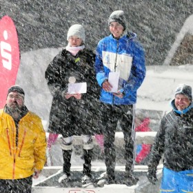 Die Sieger beim ersten Slalom des Sparkassencups in diesem Jahr waren wie beim Riesenslalom Franziska Häusl und Simon Bolz. Es gratulierten bei immer stärker werdendem Schneefall der Abteilungsleiter Ski des WSV Königssee Peter Kaltenhäuser (li.) und Werner Bartholomeus als Sportwart des SV Chiemgau.