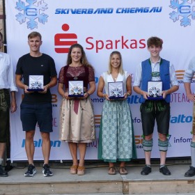 Die Großen Schneeflocken für internationalen Erfolge erhielten aus der Hand der beiden Vorsitzenden Jürgen Gstatter (links) und Bernhard Kübler (rechts): v.li. Langläufer  Annian Sossau (Silber), die beiden Snowboarderinnen Ramona Hofmeister (Gold), Melanie Hochreiter (Silber) und Biathlet Korbinian Kübler (Silber)