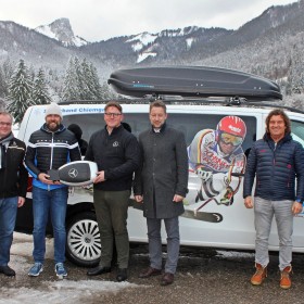 Bei der Busübergabe in der Ruhpoldinger Chiemgau Arena: Von links nach rechts: Sebastian Schwarz (Stv. Vorsitzender SVC), Thomas Aubele (Mercedes-Benz), Werner Bartholomeus (Sportwart Alpin, SVC), Gregor Budde (Mercedes-Benz), Roger Pawellek (Kreissparkasse Traunstein-Trostberg), Armin Wagner (Bioteaque), Bernhard Kübler (Vorsitzender SVC)  